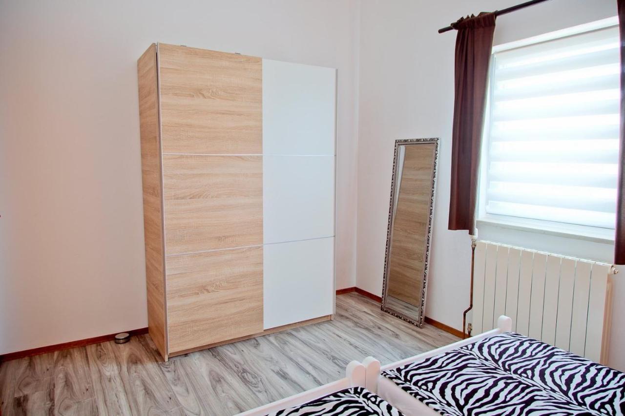 Apartmans Dina And Hana Radeki Polje 50 Apartment Loborika Exterior photo